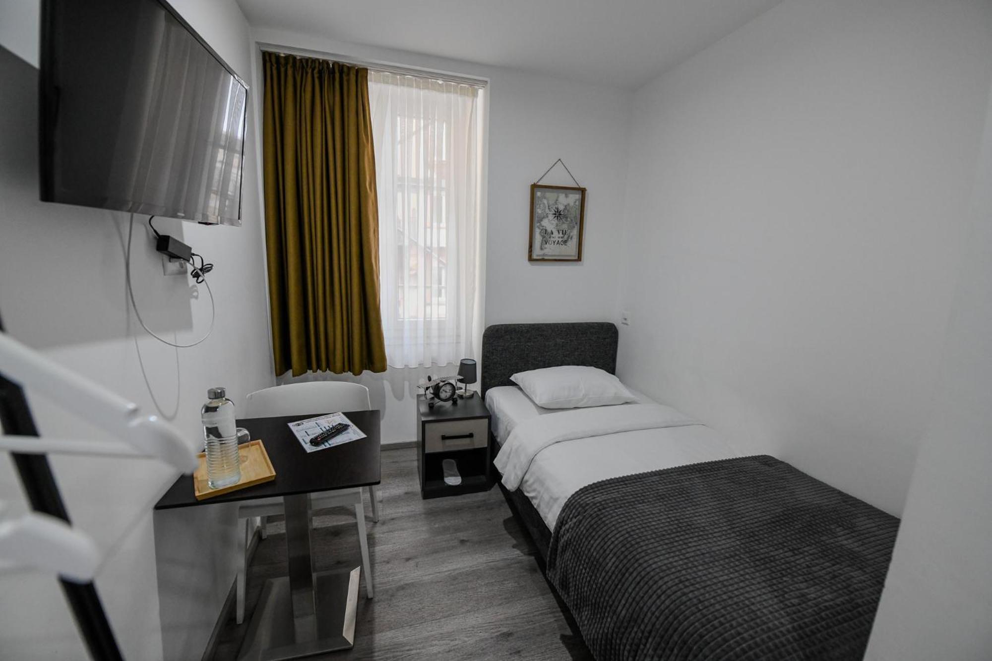 Hotel De France La Chaux De Fonds Bagian luar foto